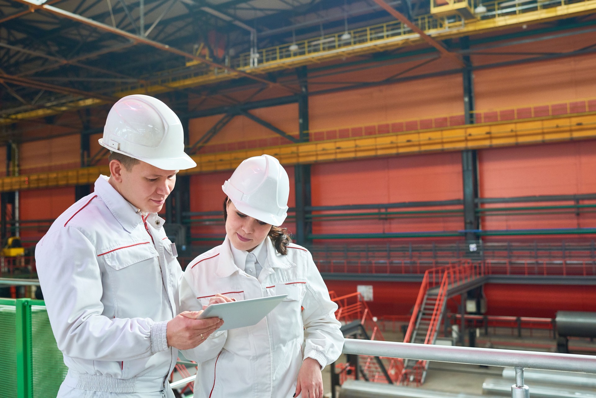 Ingénieurs d’usine concentré Regarde un croquis en ligne