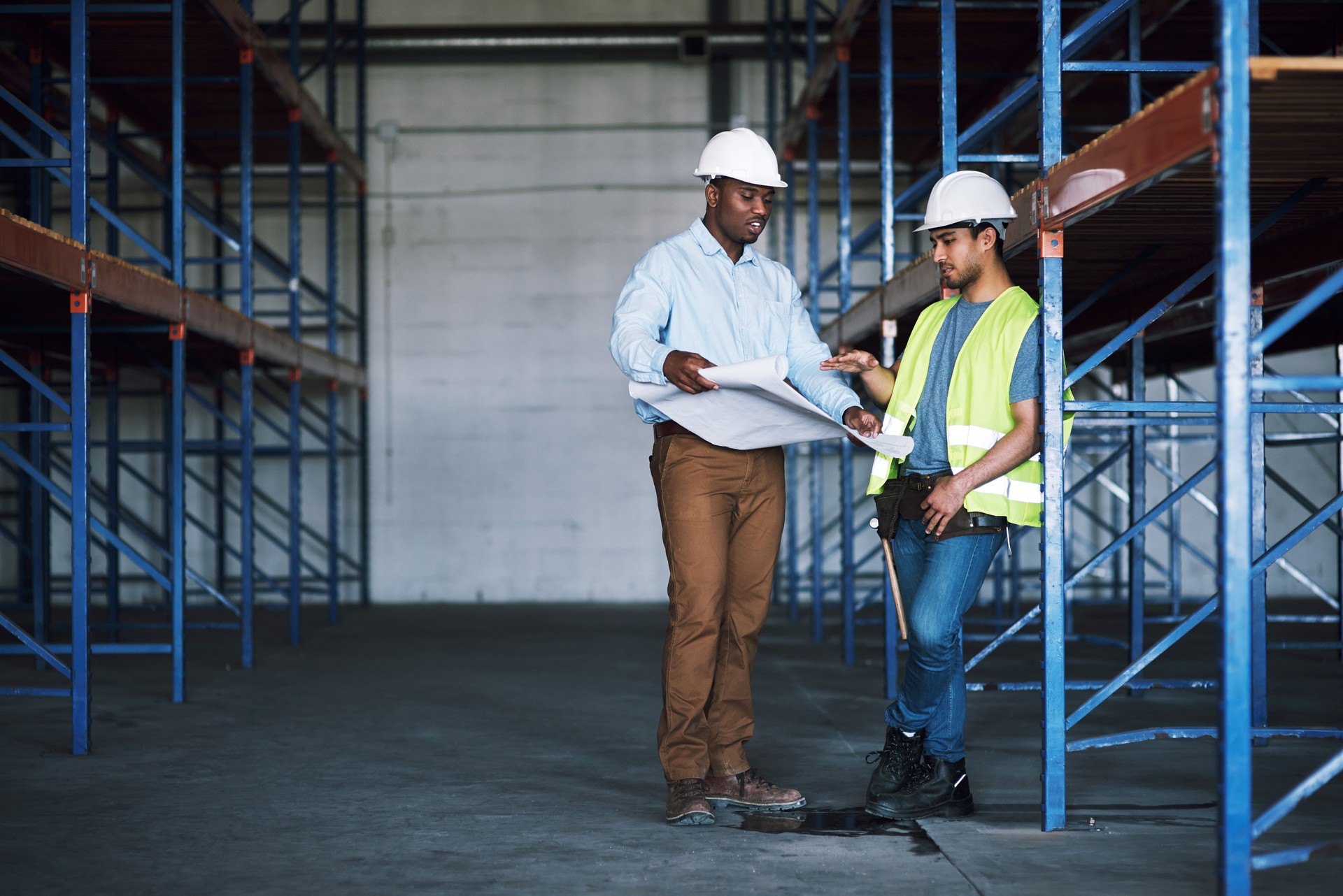 Plan de deux constructeurs se rencontrant sur un chantier de construction